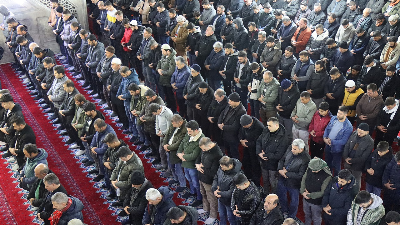 Deprem bölgesinde Regaip Kandili idrak ediliyor! Cami çıkışında ikramlar sunuldu...