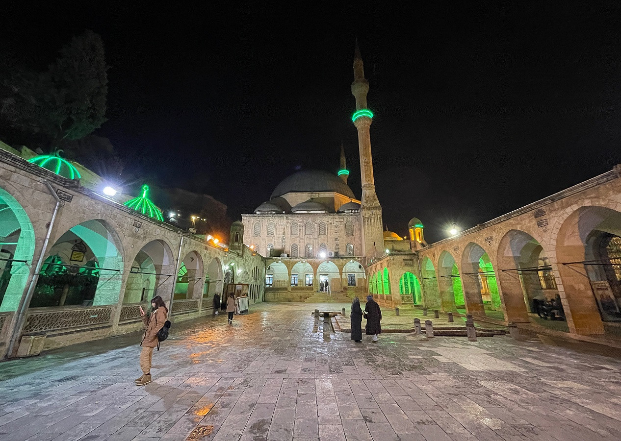 Deprem bölgesinde Regaip Kandili idrak ediliyor! Cami çıkışında ikramlar sunuldu...