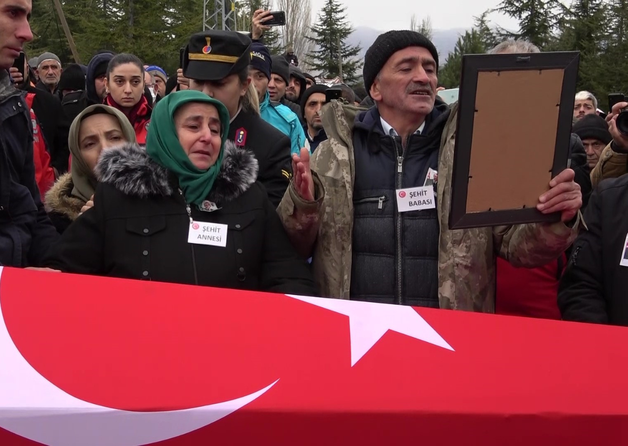 Tabutu defalarca öptü! Şehit babasından oğluna duygulandıran veda: “Seninle gurur duyuyorum oğlum"