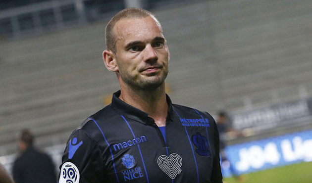 Nice taraftarları Sneijder'i protesto etti