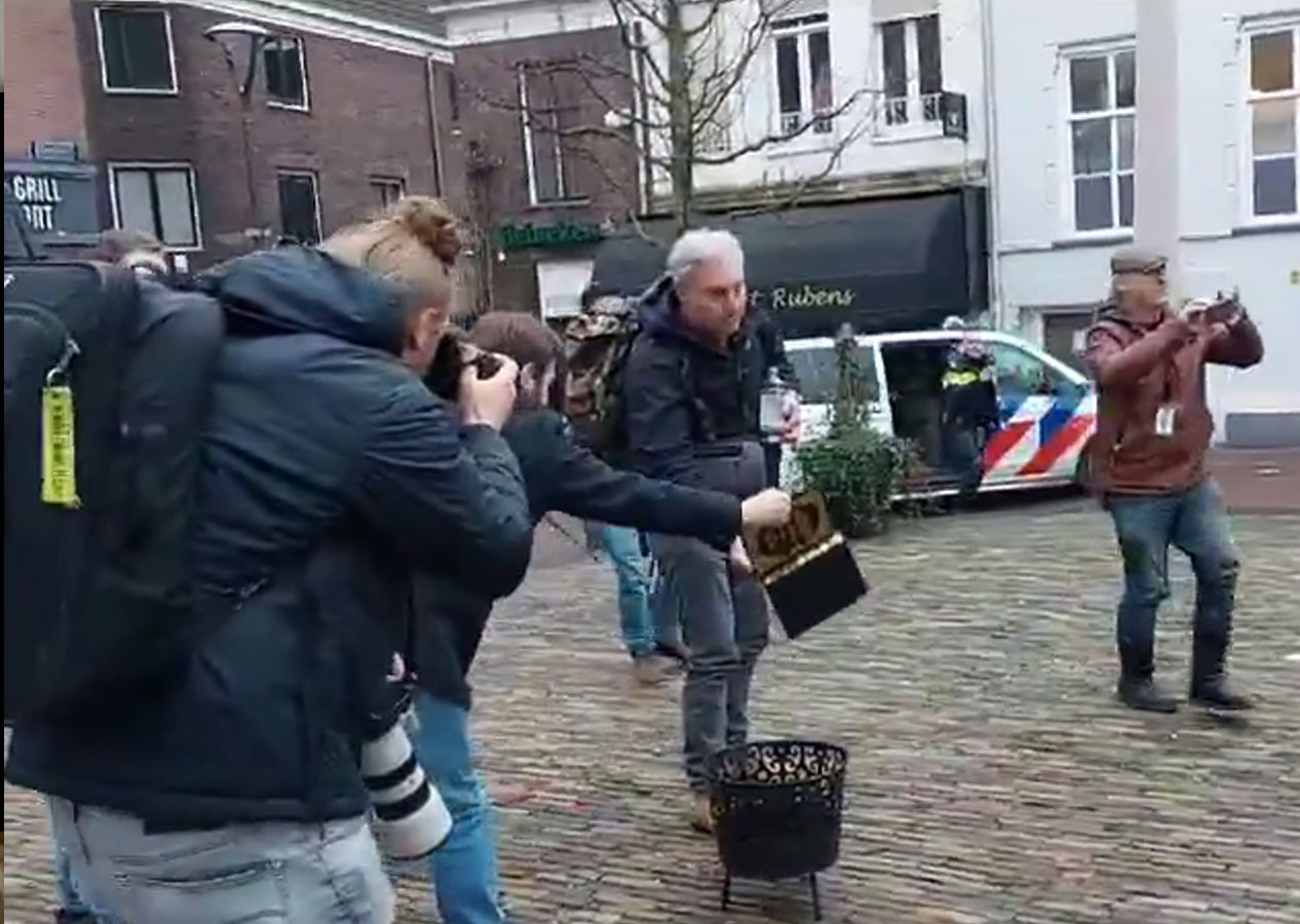 Hollanda'da Kuran-ı Kerim nüshası yakmaya çalışanlara polis göz yumdu!