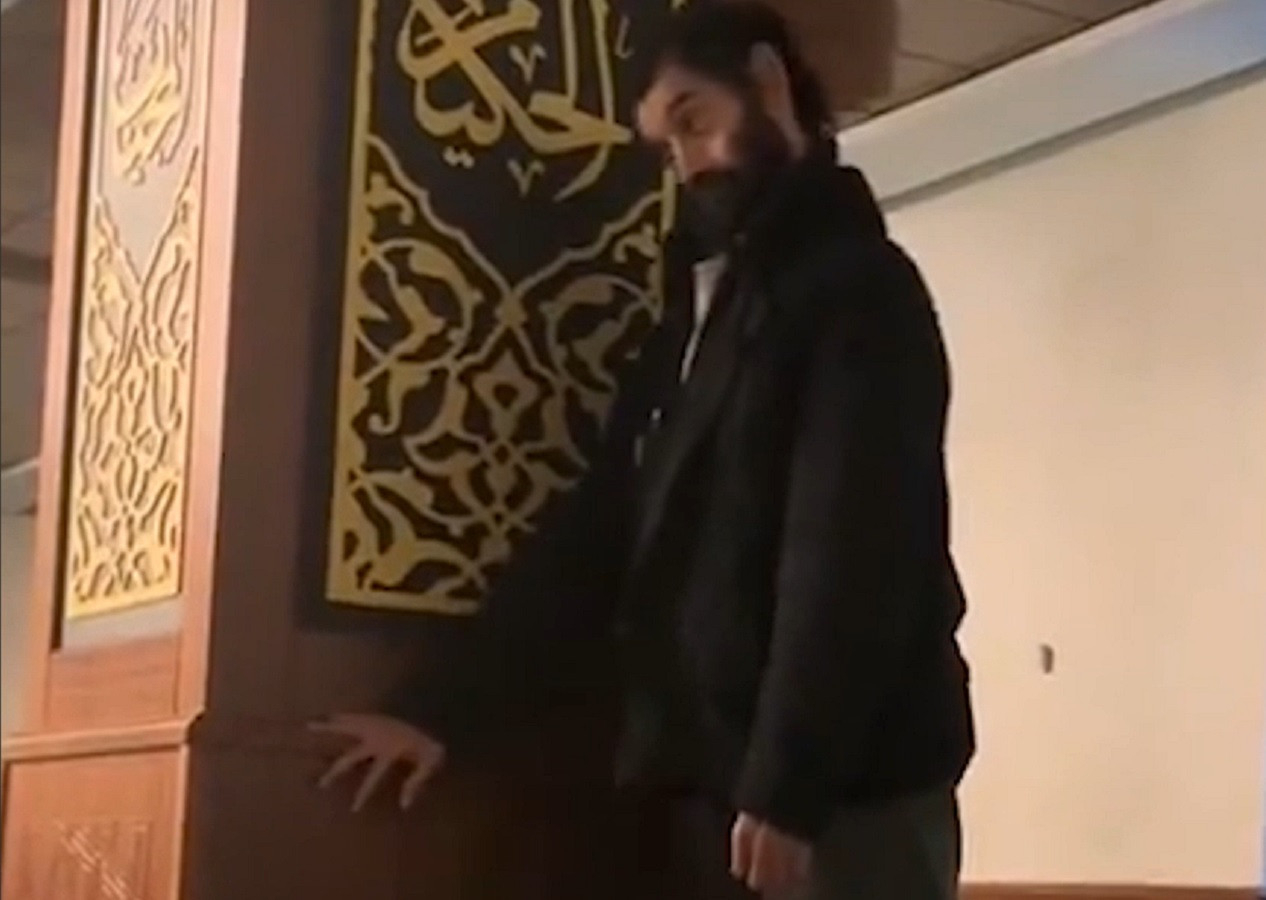 Sultanbeyli'de namaz kılan engelli genç namaz aşkı ile göz doldurdu...