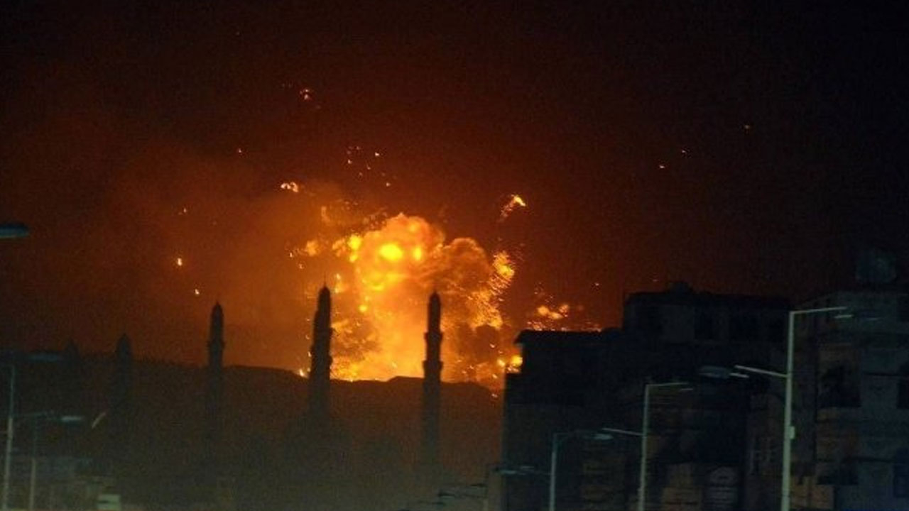 Savaş yayıldı! ABD ve İngiltere Yemen'i vuruyor: Başkent Sana'da patlama sesleri!