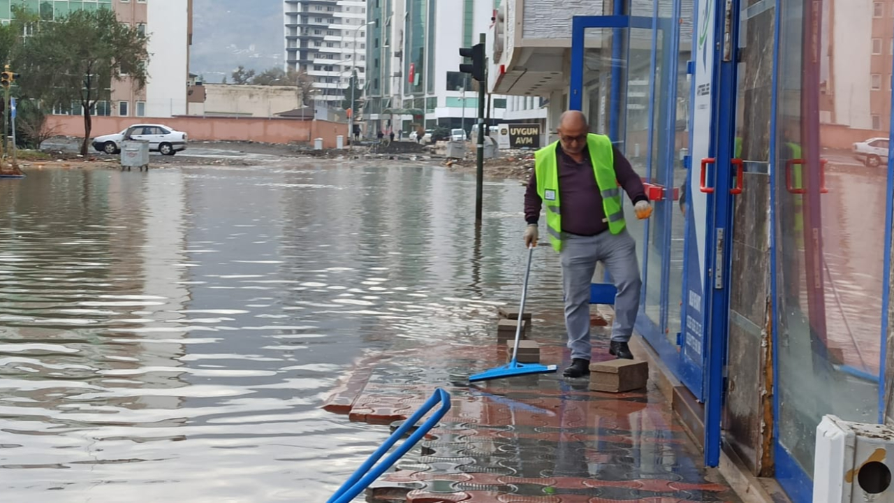 İskenderun yine sular altında: İstinat duvarı yıkılan bina boşaltıldı