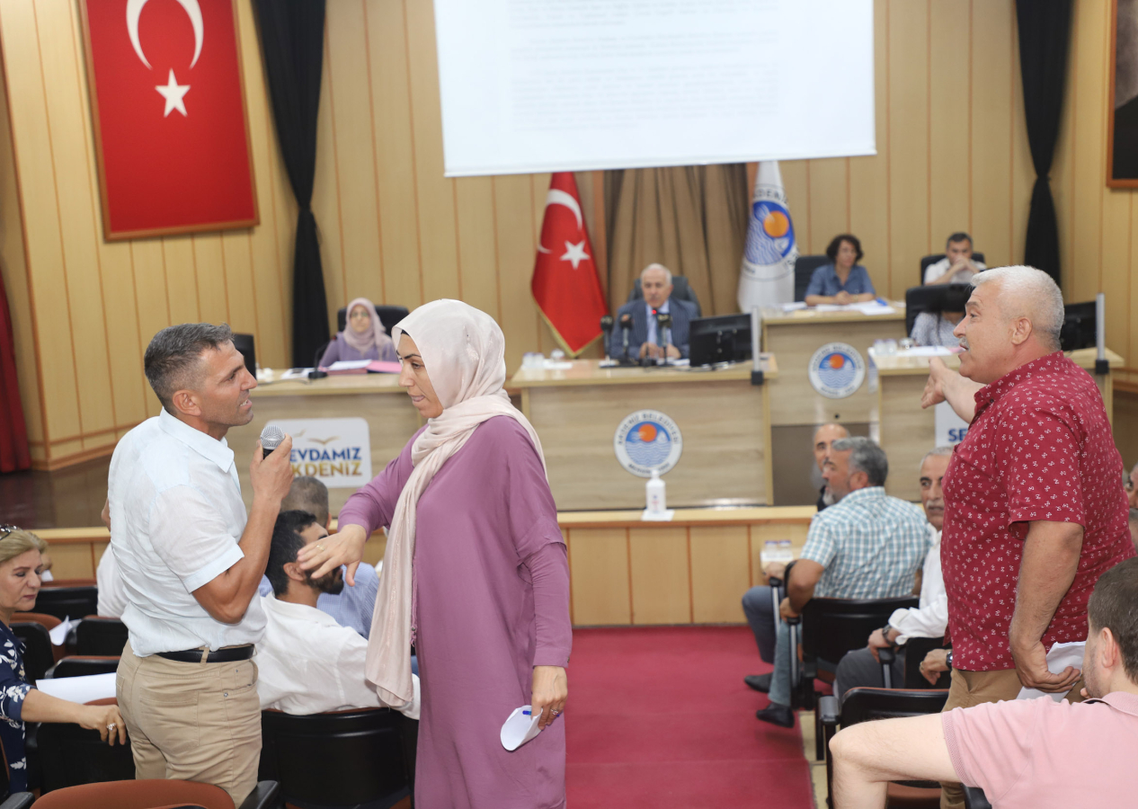 CHP'den "İstiklal Marşını okumak zorunda değilim" diyen DEM Parti adayına destek!