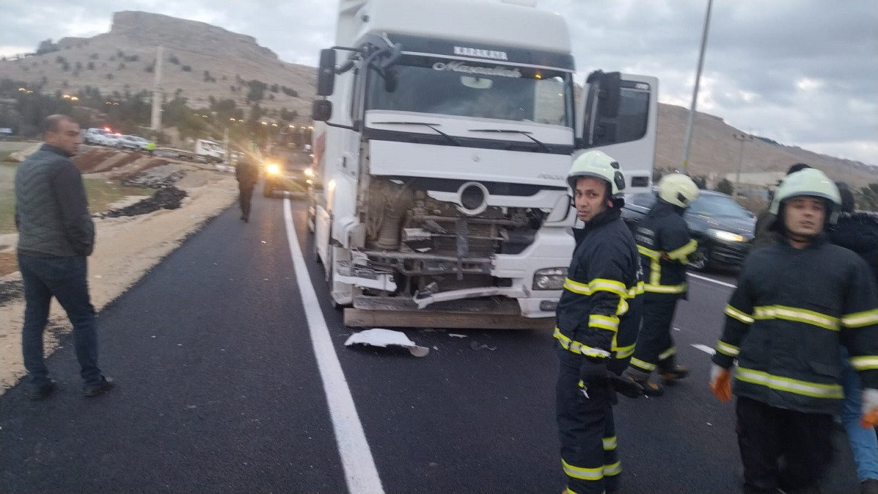 Mardin'de tır ile otomobil çarpıştı: 1 kişi öldü, 3 kişi yaralı...