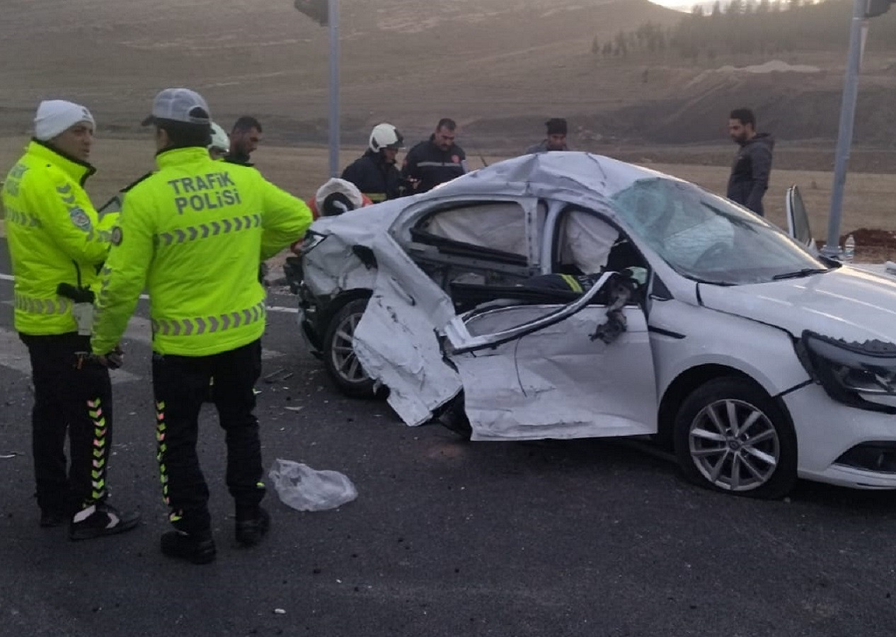 Mardin'de tır ile otomobil çarpıştı: 1 kişi öldü, 3 kişi yaralı...