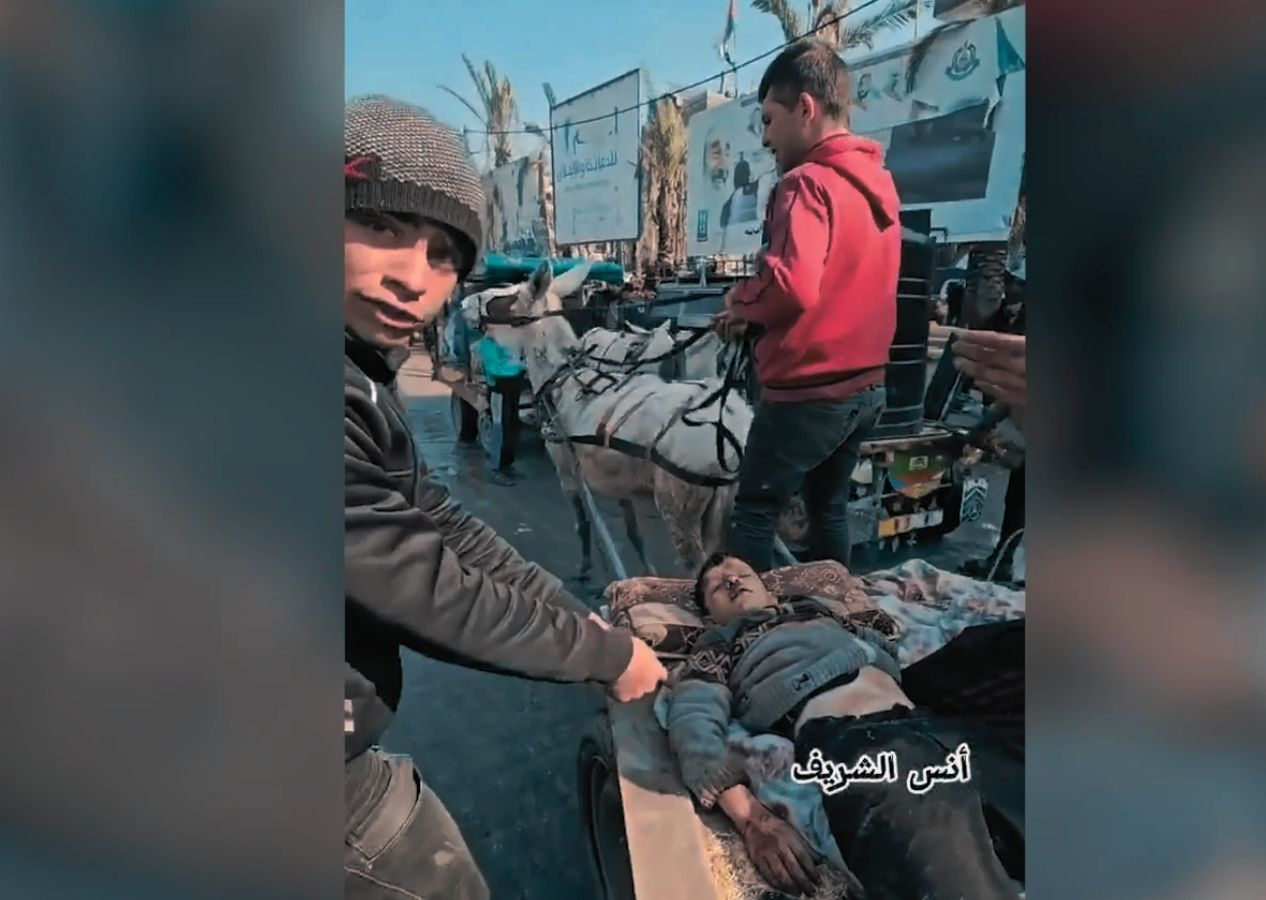 İnsanlık burada bitti! Gazze'de kalleş saldırıda yaralanan çocuk eşek arabasıyla taşındı!