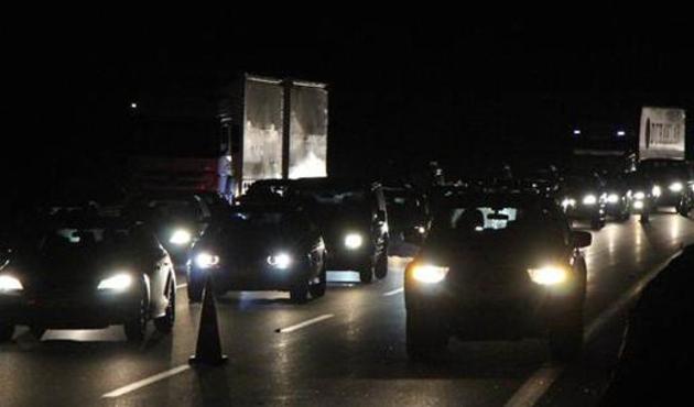 Gece trafiği! Kilometrelerce kuyruk oluştu...