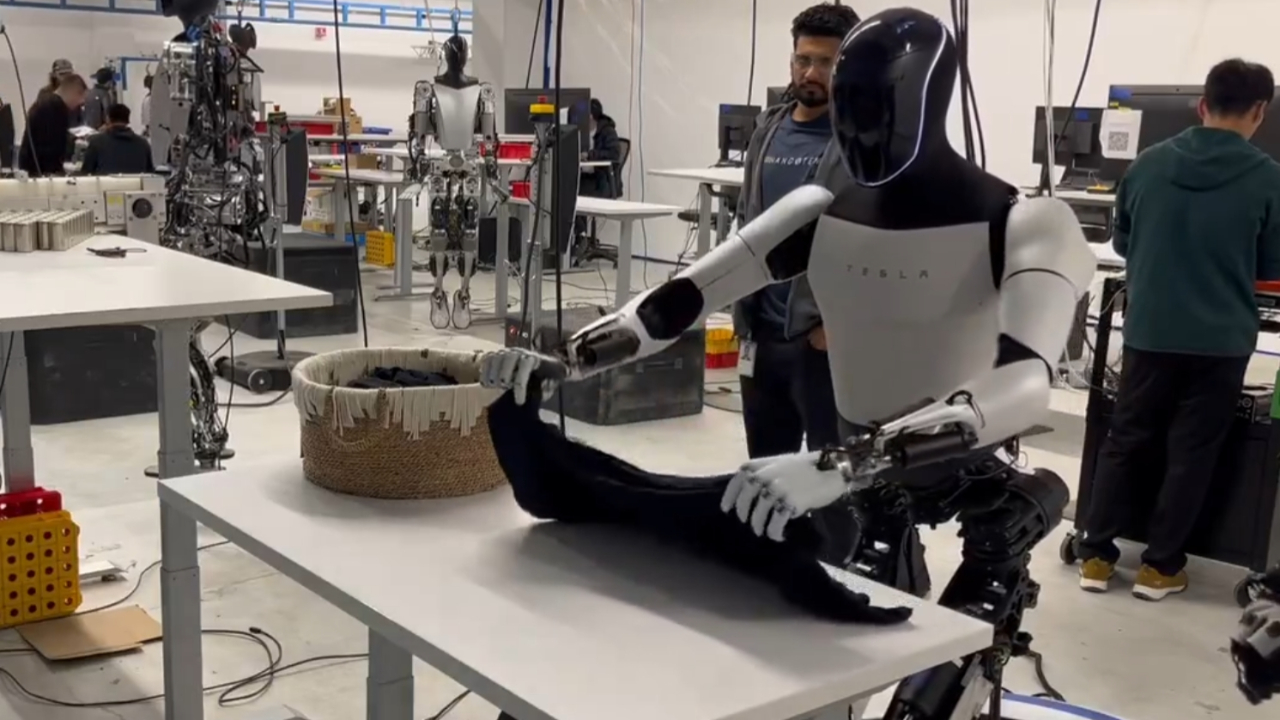 Elon Musk'ın insansı robotu Optimus bu kez de tişört katladı