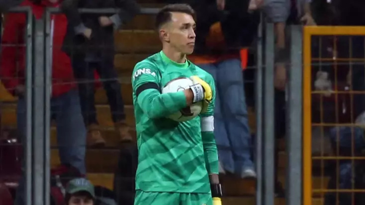 Fernando Muslera masaya yumruğunu vurdu: Her sene normal olan şey bizim şampiyon olmamız!