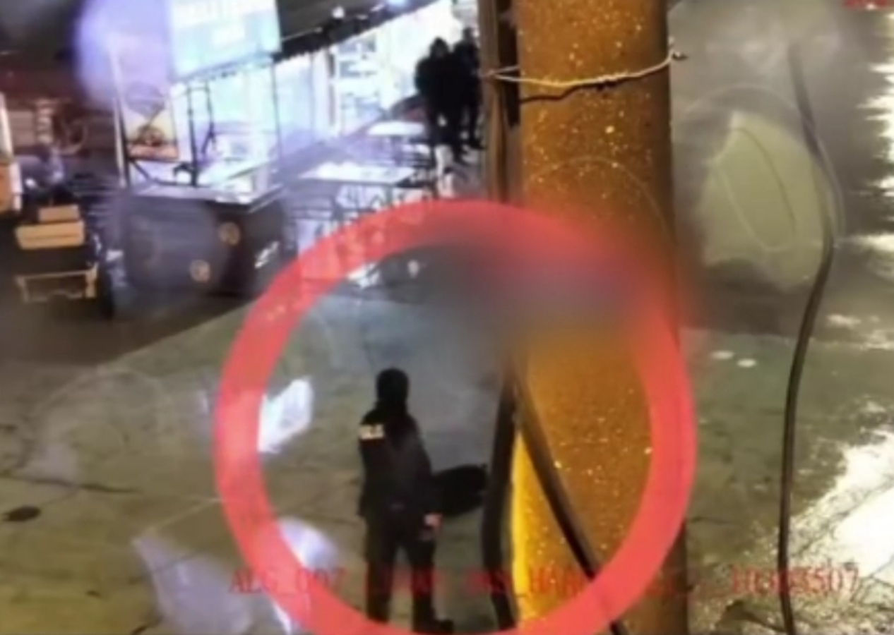 İzmir'de ihbar üzerine olay yerine giden polis, üzerine gelen doberman cinsi köpeği vurdu!