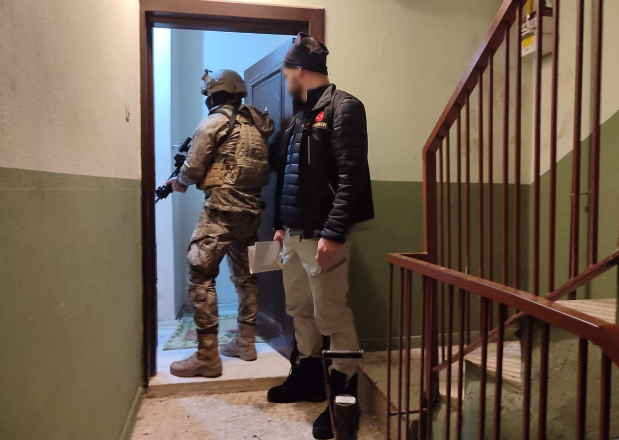 Mersin'de uyuşturucu satıcılarına şafak operasyonu! 431 polis ile 54 adrese baskın: Çok sayıda gözaltı var