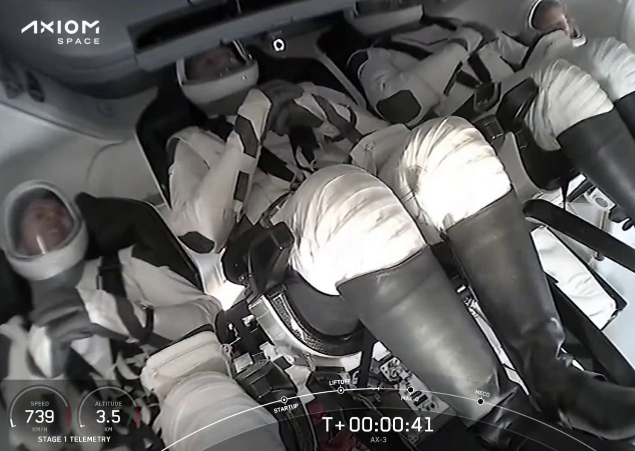 İşte Türkiye'nin ilk astronotu Alper Gezeravcı ve Ax-3 ekibini taşıyan uzay aracının fırlatılış anı!