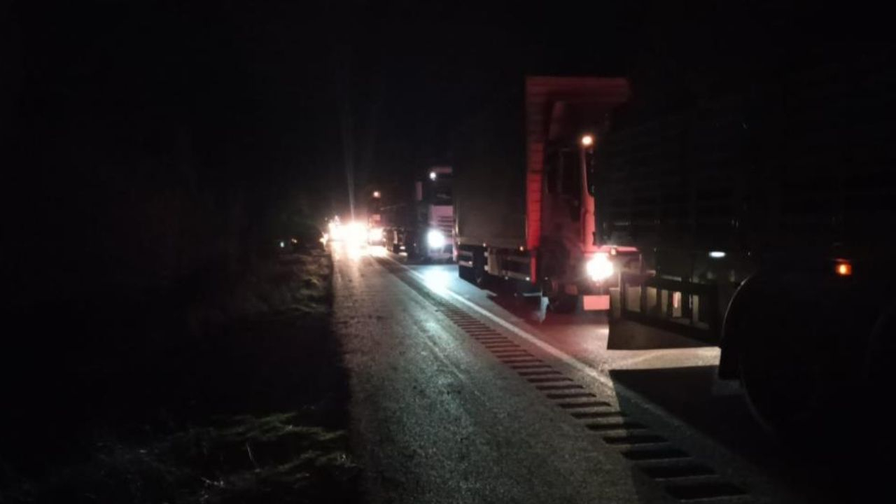 Akaryakıt yüklü tanker devrildi: Çorum-Ankara karayolu trafiğe kapatıldı
