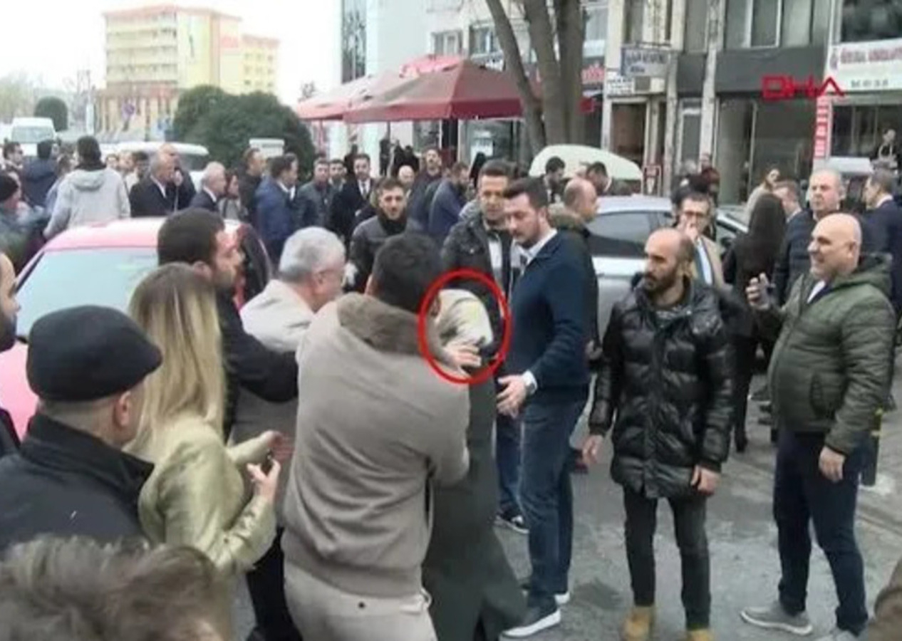 CHP'li Belediye Başkan Yardımcısı Hasan Akkuş'tan başörtülü kadına çirkin saldırı: Sana ne ulan or..