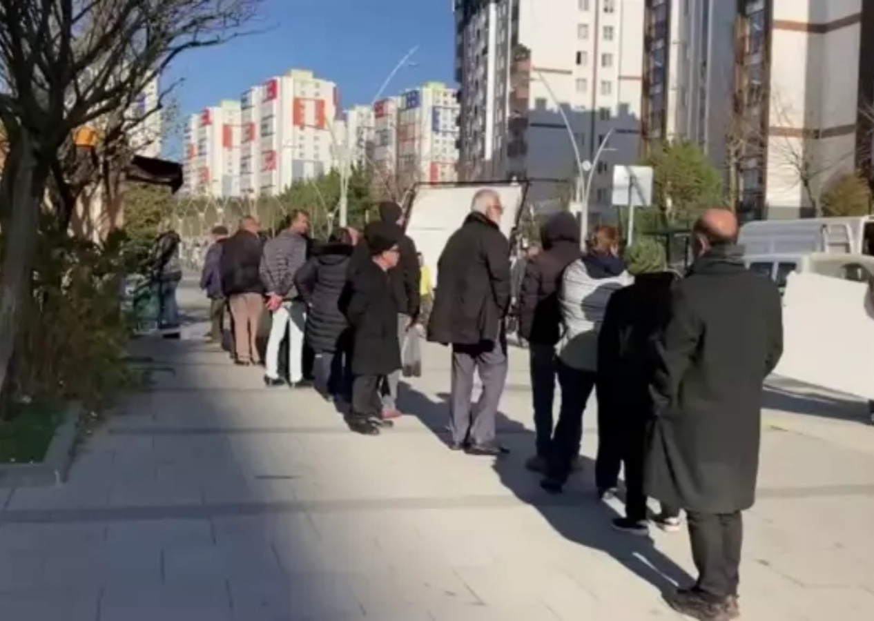 İmamoğlu prodüksiyon: CHP'li İBB oyuncu tutup Halk Ekmek kuyruğu oluşturdu!