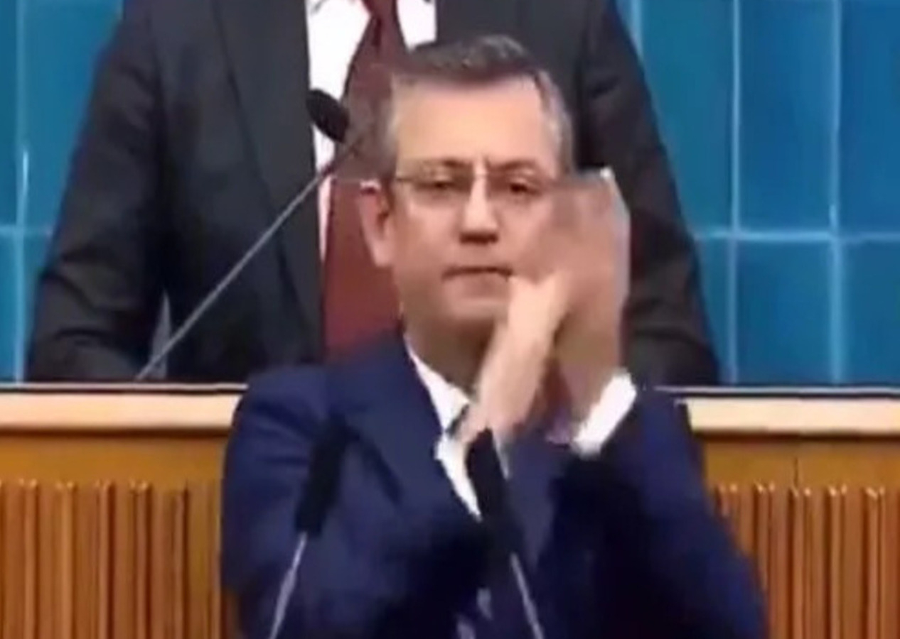 CHP Lideri Özgür Özel'in kürsüde kendini alkışlayan komik görüntüleri gündem oldu!