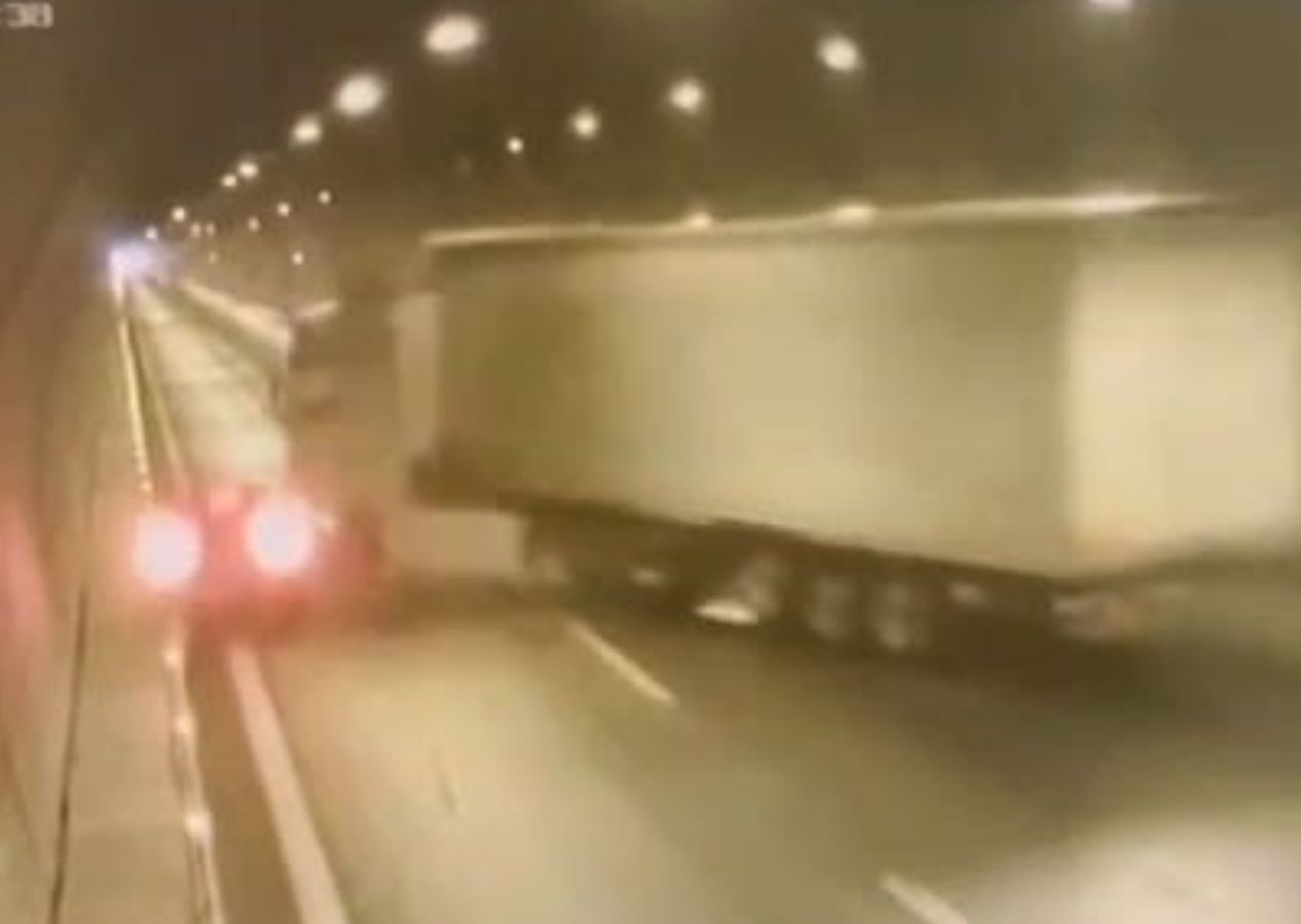 İzmir otobanında TIR ile otomobilin çarpışmasıyla başlayan kazanın görüntüleri ortaya çıktı