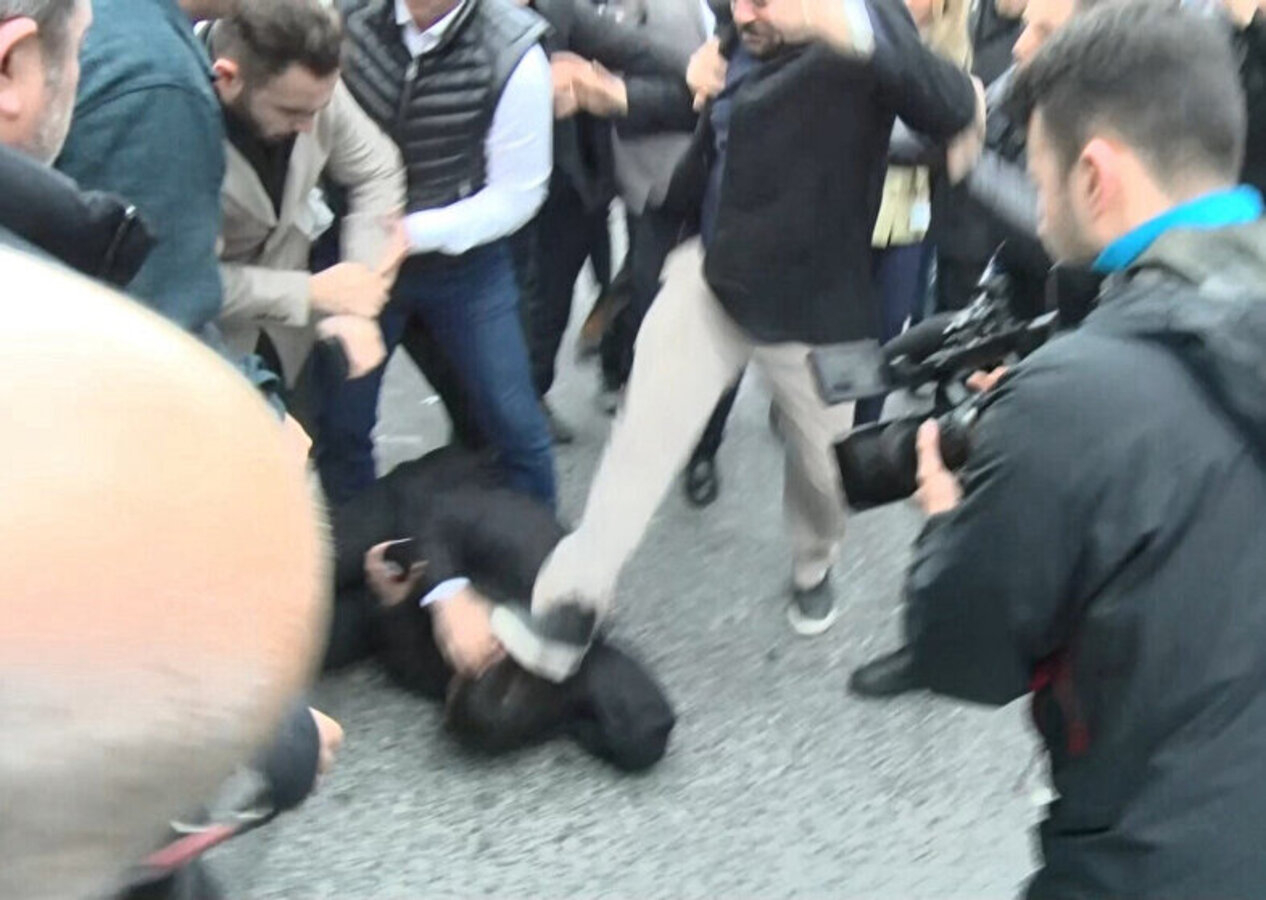 A Haber muhabirine alçak saldırdı! 'Rüşveti' haberleştirdi, CHP'lilerden tekme tokat dayak yedi