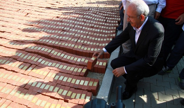 CHP liderine tuğla şoku! Adını yanlış yazdılar...
