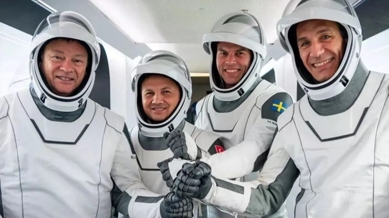 Türkiye ilk astronotunu uzaya gönderdi! Ünlülerden paylaşım gecikmedi: İşte ünlülerin uzay yolculuğu heyecanı!