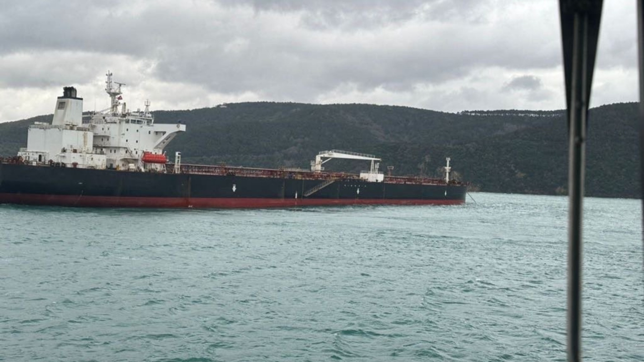 Yakıt tankeri İstanbul Boğazı geçişinde arızalandı! Boğaz çift yönlü trafiğe kapatıldı...