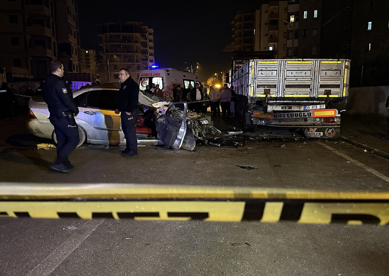 Adana'da korkunç kaza! Otomobil duran tıra çarptı, 2 ölü var...