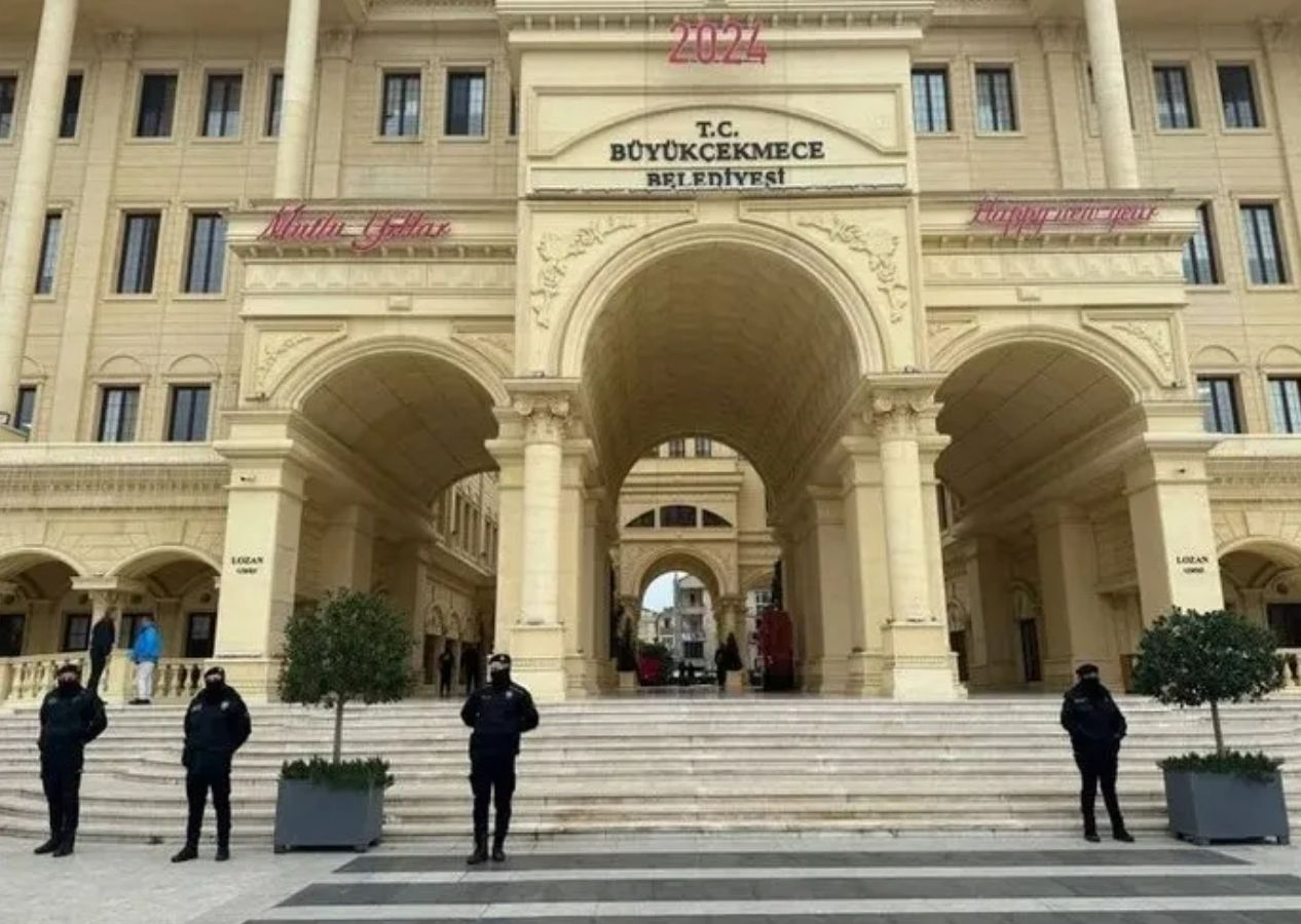 CHP'li Büyükçekmece Belediye Başkan yardımcısı dahil sekiz kişi tutuklandı