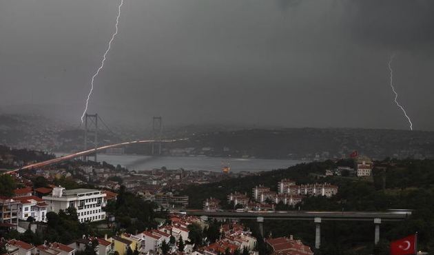 İstanbul'da fırtına ve yoğun yağış başladı / VİDEO