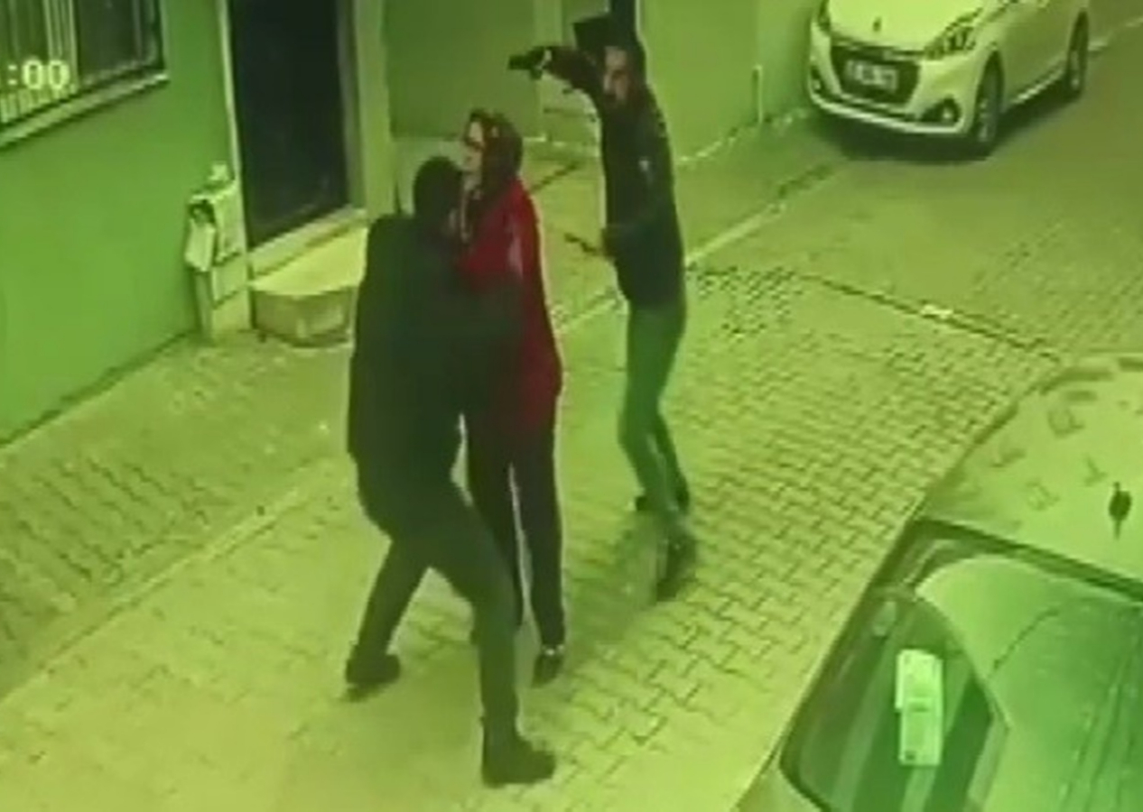 Sokakta başlayan tartışmada silahlar çekildi! Kadını kalkan olarak kullandı