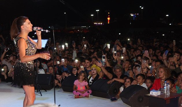 Ebru Yaşar sahnede ayakkabılarını çıkardı, göbek attı!