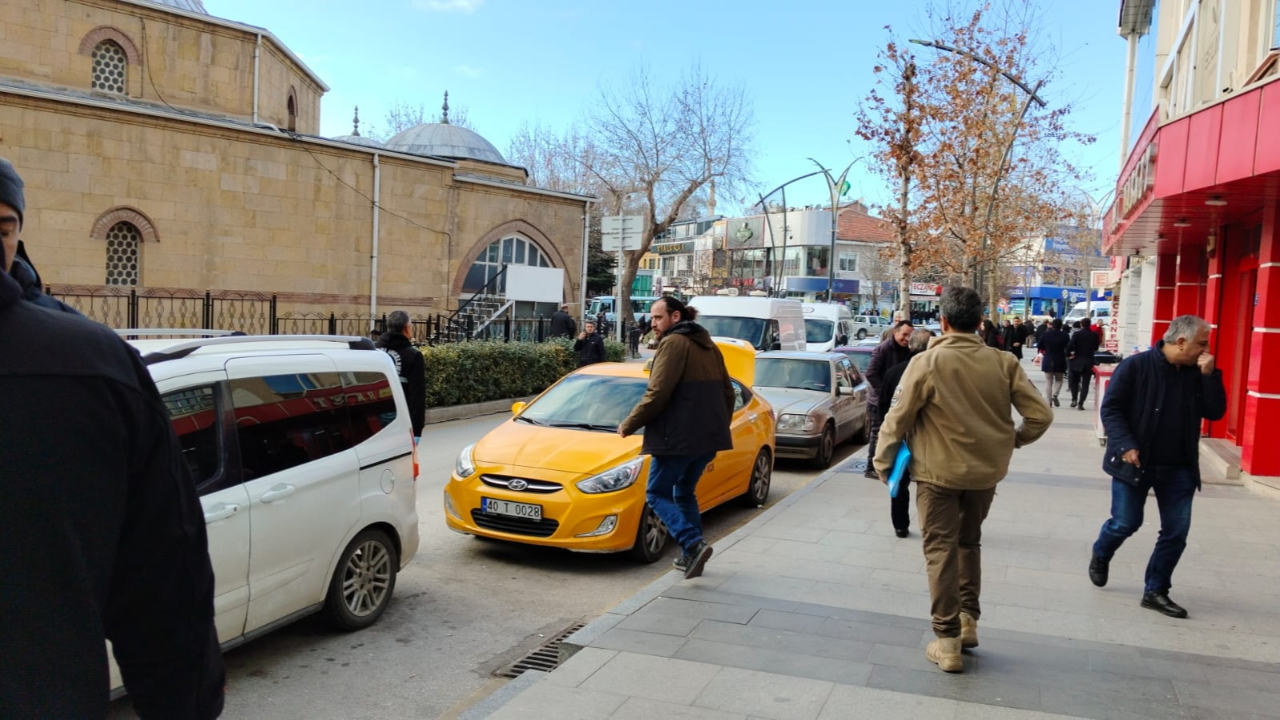 Bankada sıra gelmeyince yaptığı şey akıllara durgunluk verdi: Bomba...