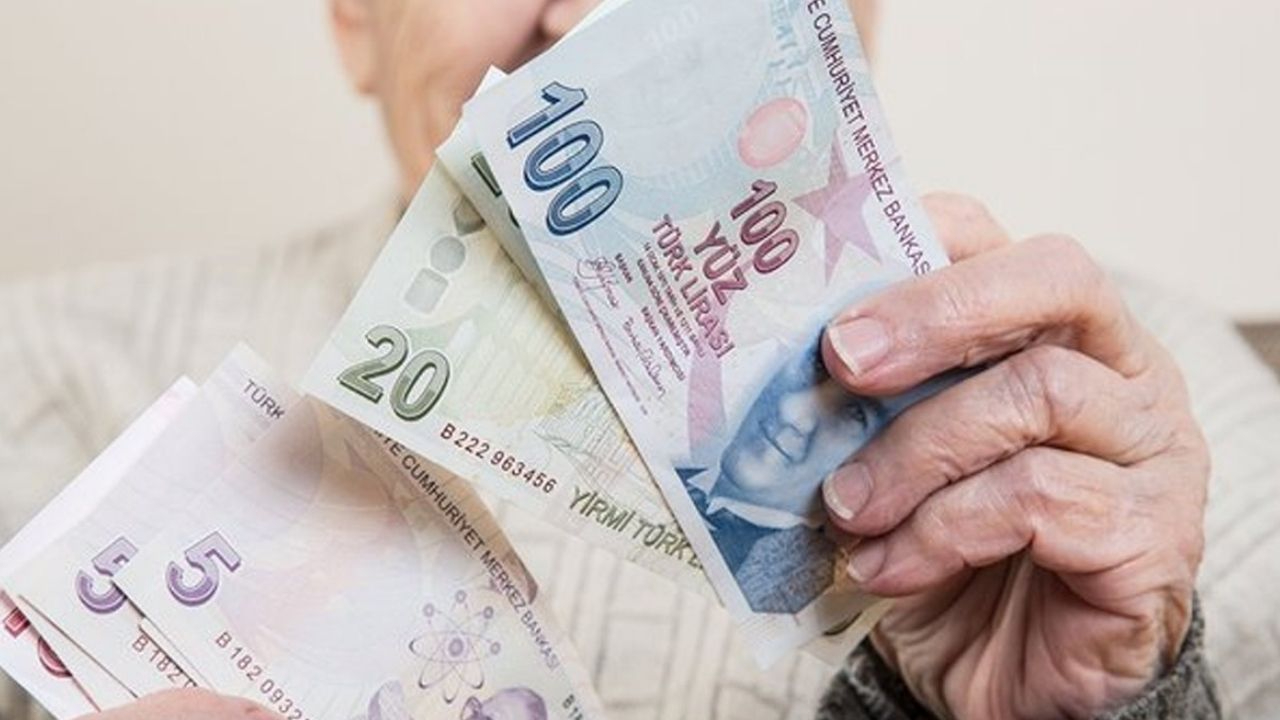 Emekli aylıkları ve emekliye verilecek zam oranı maddeleri kabul edildi