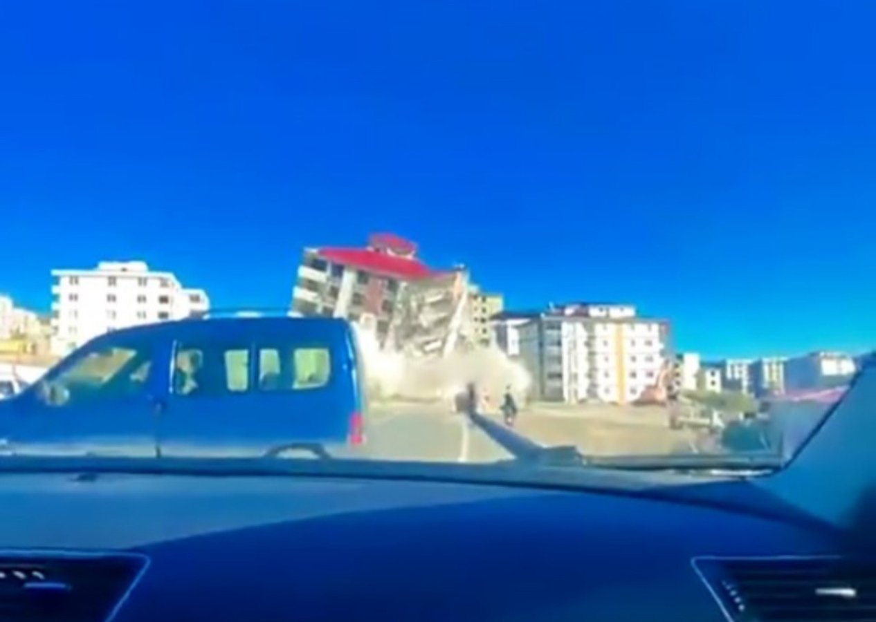 Ağır hasarlı 7 katlı bina iş makinesinin üzerine devrildi: O anlar kamerada! Operatör enkaz altında