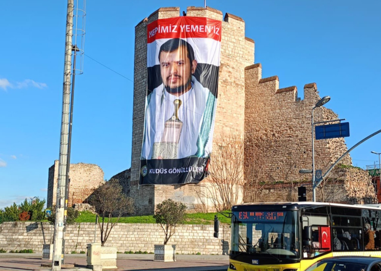 Saadet Partili gençler İstanbul surlarına Husi liderinin posterini astı!