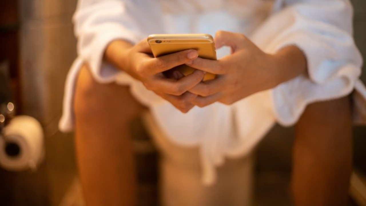 Tuvalette telefon kullanmayı sevenler dikkat: Zararları çok büyük!