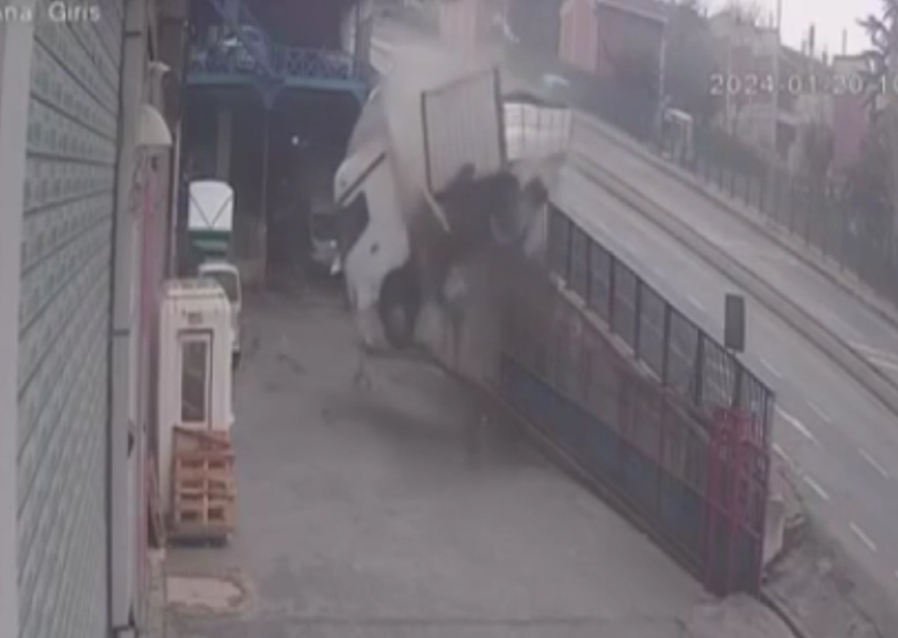 Faciaya ramak kala: Kontrolden çıkan TIR iş yerinin bahçesine düştü