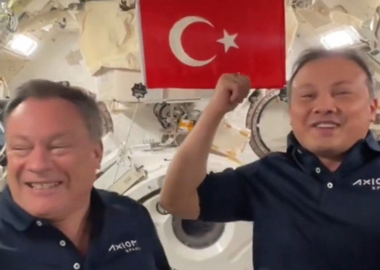 İlk Türk astronot Alper Gezeravcı sözleriyle yine göğsümüzü kabarttı! "Benim buraya gelmemi sağlayan Bayrağım."