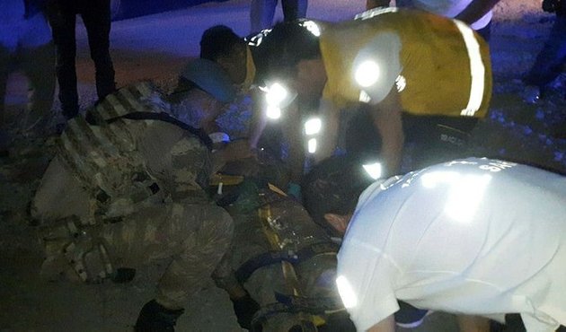 Askerleri taşıyan minibüs otomobille çarpıştı: 2 asker yaralı