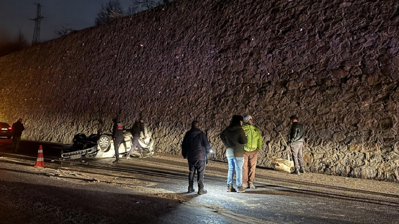 Zonguldak'ta 15 metre yükseklikten kara yoluna düşen otomobildeki 2 kişi hayatını kaybetti...