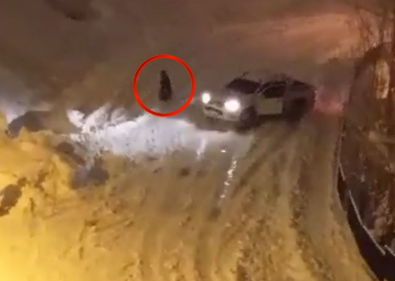 Yol buz pistine döndü kamyonetin altında kalıyordu! İşte o anlar!