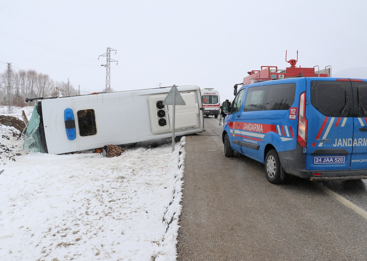 Erzincan'da cezaevi aracı ve hafif ticari araç çarpıştı! 1 Kişi öldü, 9 kişi yaralandı...