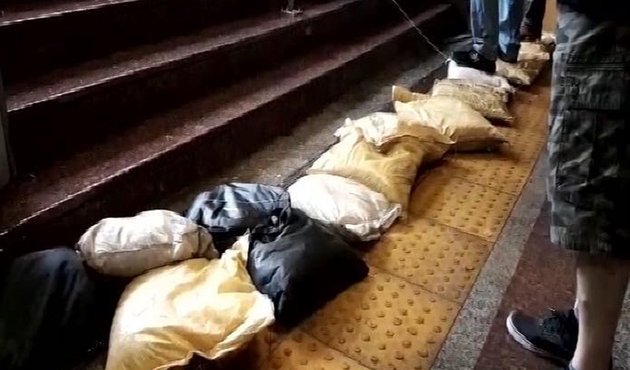 Önce Avrupa yakasını vurdu! Metro istasyonlarında kum torbalı önlem...