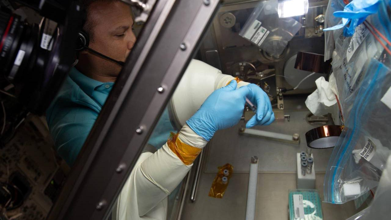 İlk Türk astronotumuz Alper Gezeravcı, uzayda deneylerini sürdürüyor