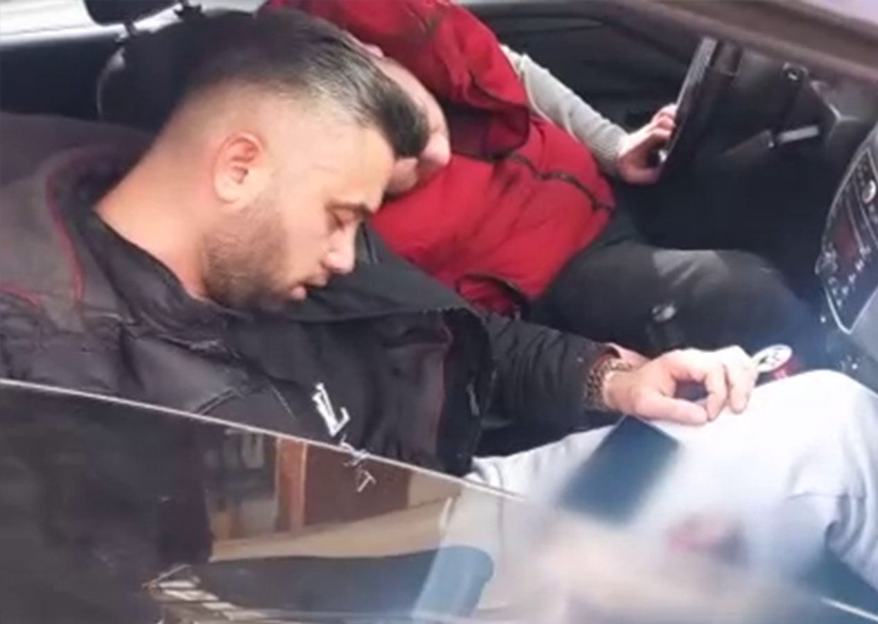 'Pes' dedirten diyalog! Alkollü sürücü direksiyon başında uyuyakaldı: "10 dakika daha!"