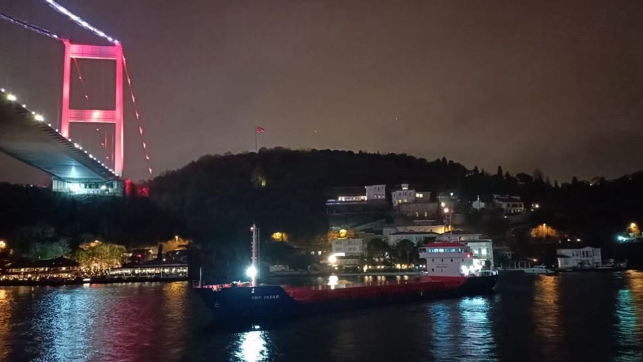 İstanbul Boğazı'nda gemi trafiği çift yönlü durdu!
