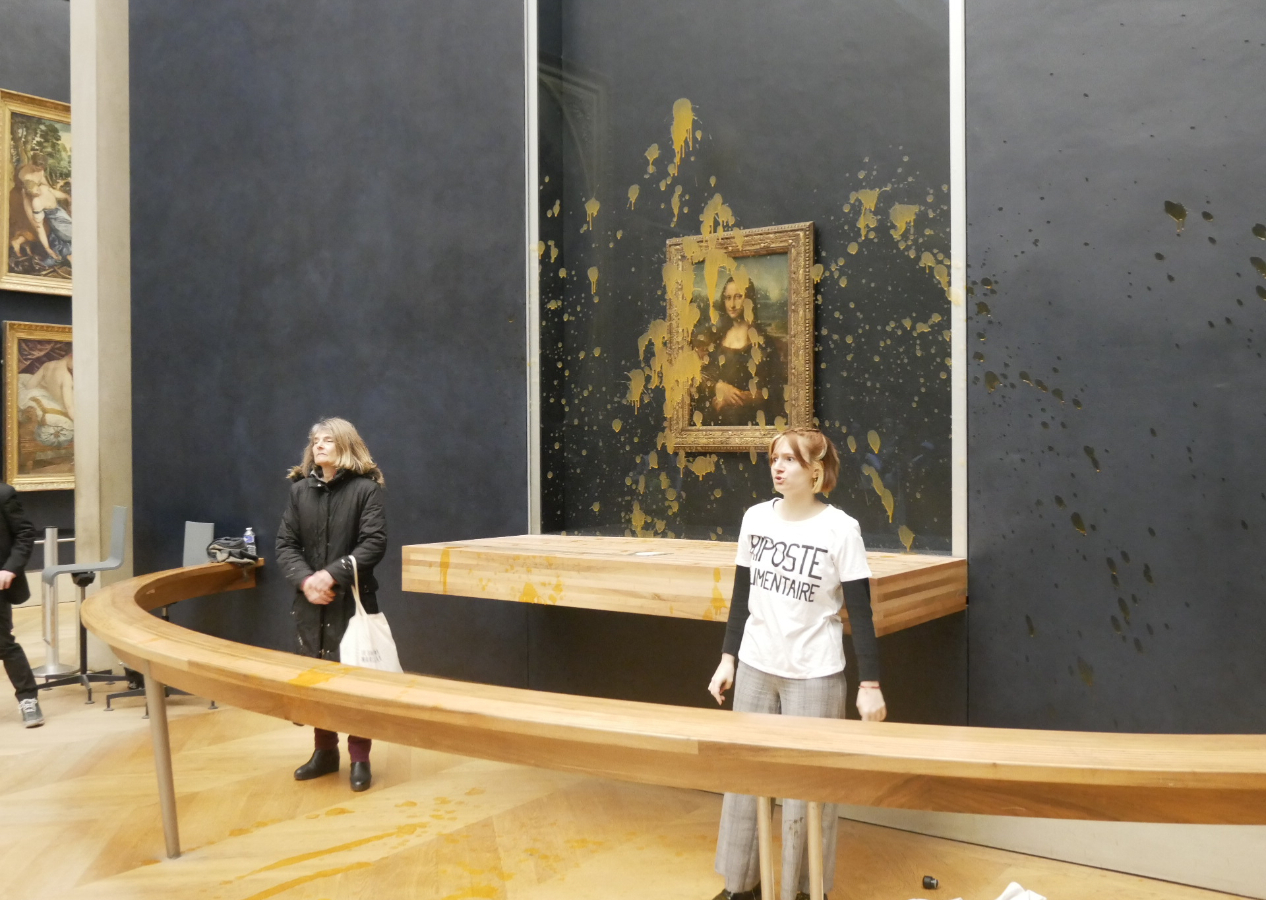 İklim aktivistleri Mona Lisa tablosuna çorba fırlattı: Fransa kaynıyor