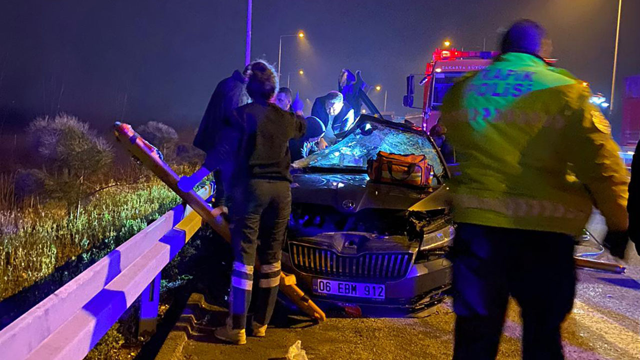 Koruma polislerinin içinde bulunduğu otomobil TIR'a çarptı: 1 şehit 2 yaralı