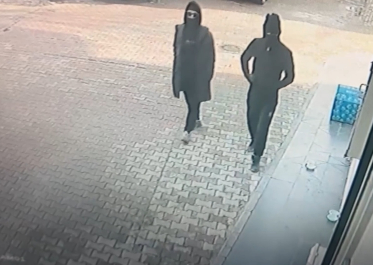 Kilise saldırganları olduğu düşünülen maskeli şahıslar güvenlik kameralarına yakalandı! Kamerayı görünce telaş yaptı...